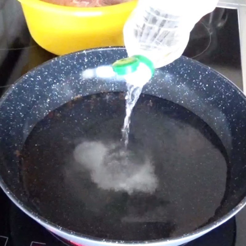 Sơ chế giò heo bằng cách luộc qua nước muối và giấm