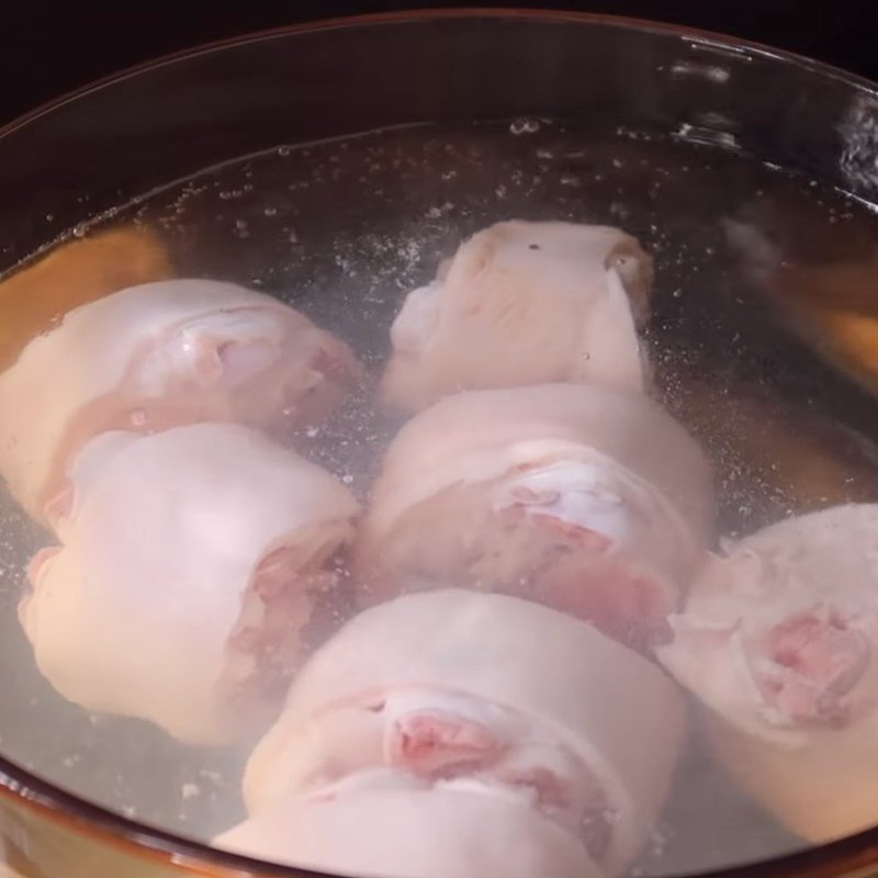 Sơ chế giò heo sạch sẽ trước khi nấu bánh canh giò heo