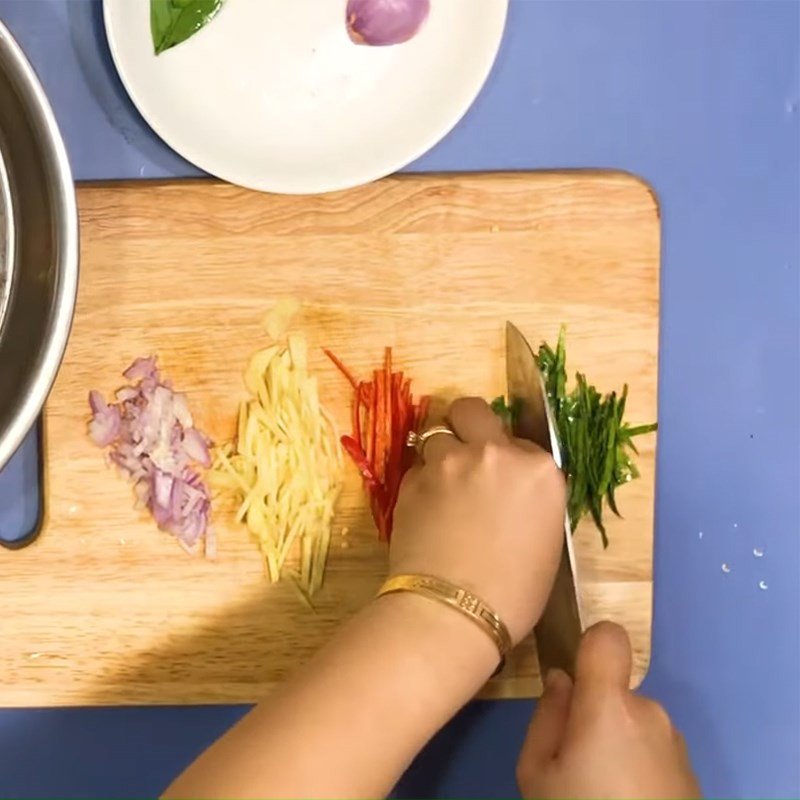 Sơ chế gừng ớt lá chanh cho gà rang