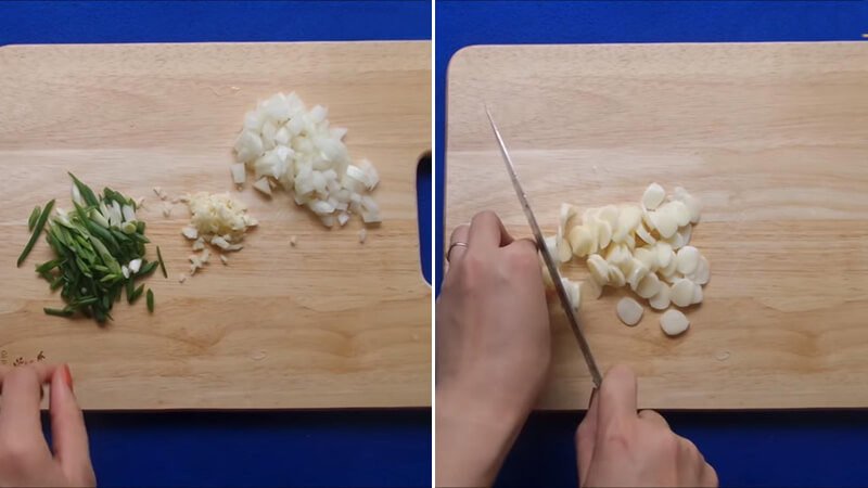 Sơ chế hành tây và tỏi cho món tokbokki phô mai