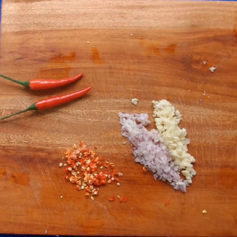 Sơ chế hành tỏi ớt băm chuẩn bị sốt chua ngọt