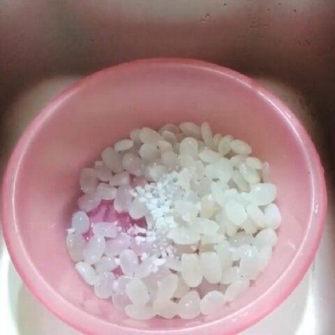 Sơ chế hạt đác cho món chè hạt đác thập cẩm