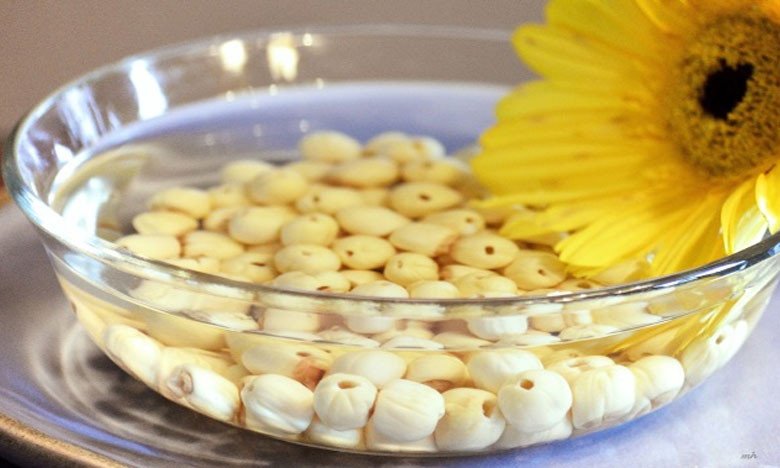 Sơ chế hạt sen trước khi nấu chè long nhãn