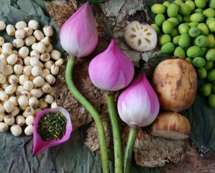 Sơ chế hạt sen và củ sen cho món hầm