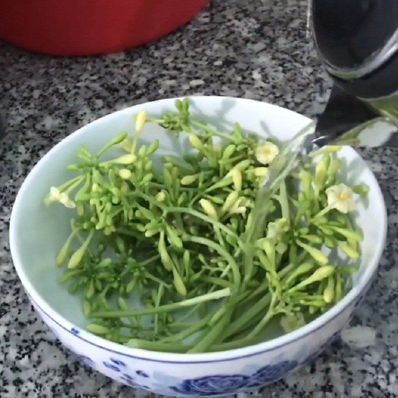 Sơ chế hoa đu đủ đực để xào trứng gà