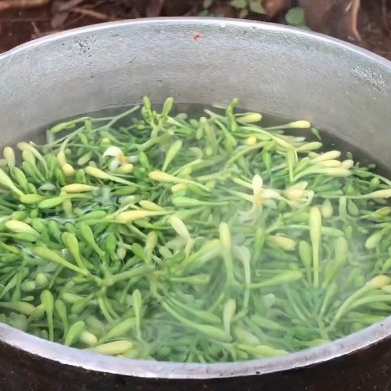 Sơ chế hoa đu đủ đực trước khi xào với thịt bò