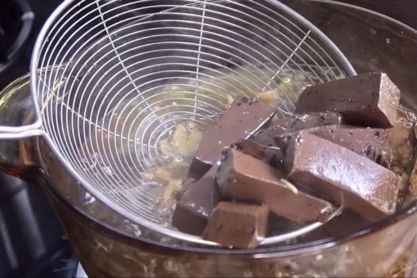 Sơ chế huyết cho món bánh canh cua ngon, đảm bảo vệ sinh