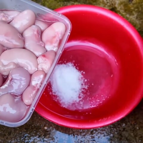 Sơ chế kê gà sạch sẽ cho món hấp