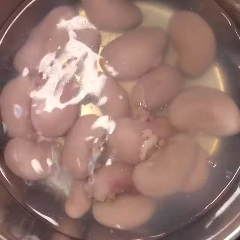 Sơ chế kê gà và nấm bào ngư cho món canh