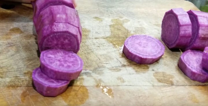 Sơ chế khoai lang tím và khoai môn cho món bánh khoai môn lệ phố
