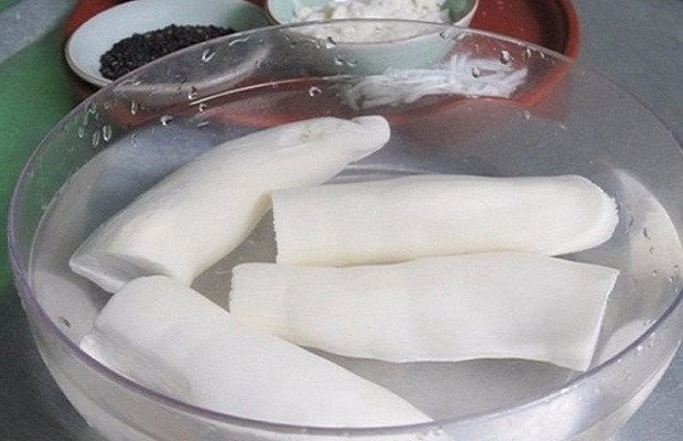 Sơ chế khoai mì để làm bánh tằm khoai mì