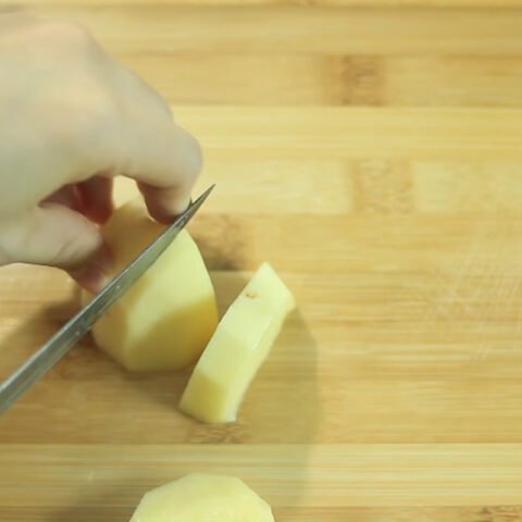 Sơ chế khoai tây cho món canh không xương