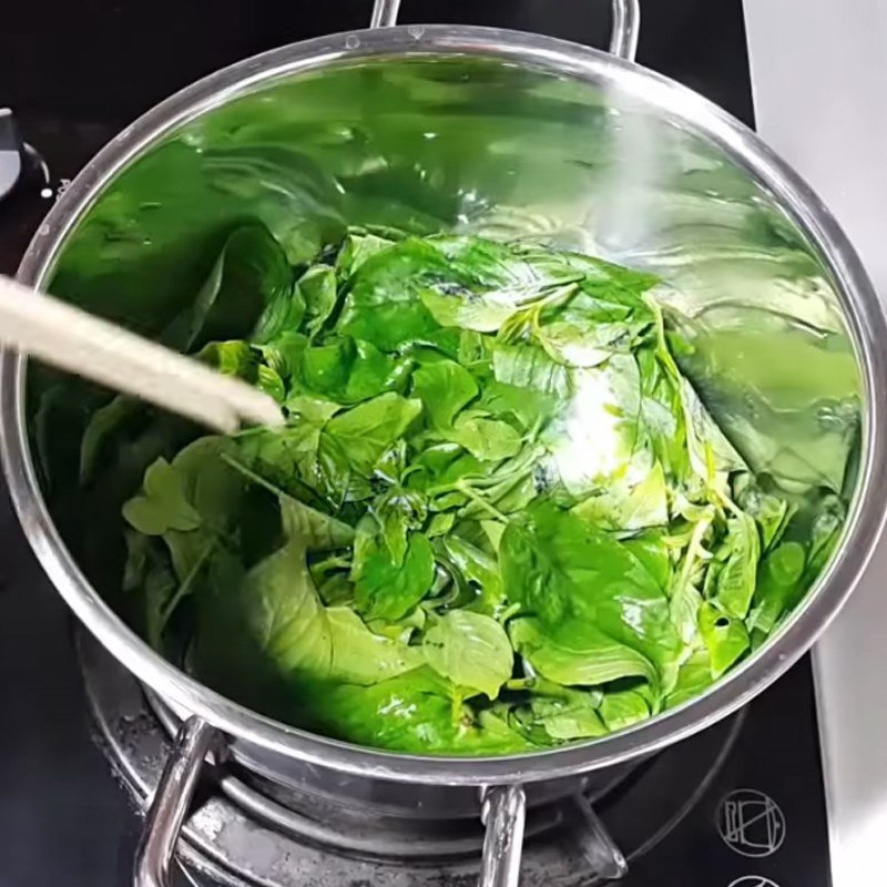 Sơ chế lá cẩm để có nước màu tím đẹp cho xôi nếp cẩm