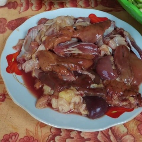 Sơ chế lòng gà sạch sẽ cho món hoa đu đủ đực xào