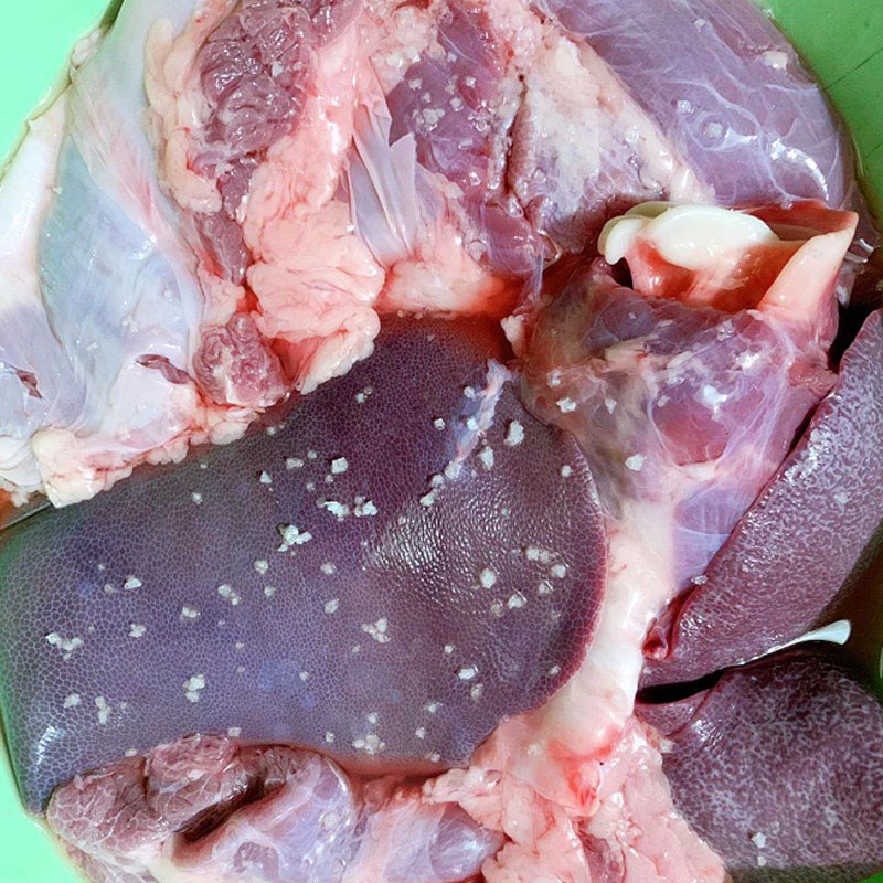 Sơ chế lòng heo sạch sẽ cho món lẩu cháo lòng