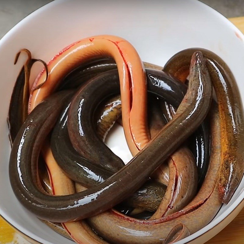 Sơ chế lươn sạch nhớt cho lẩu lươn miền Bắc