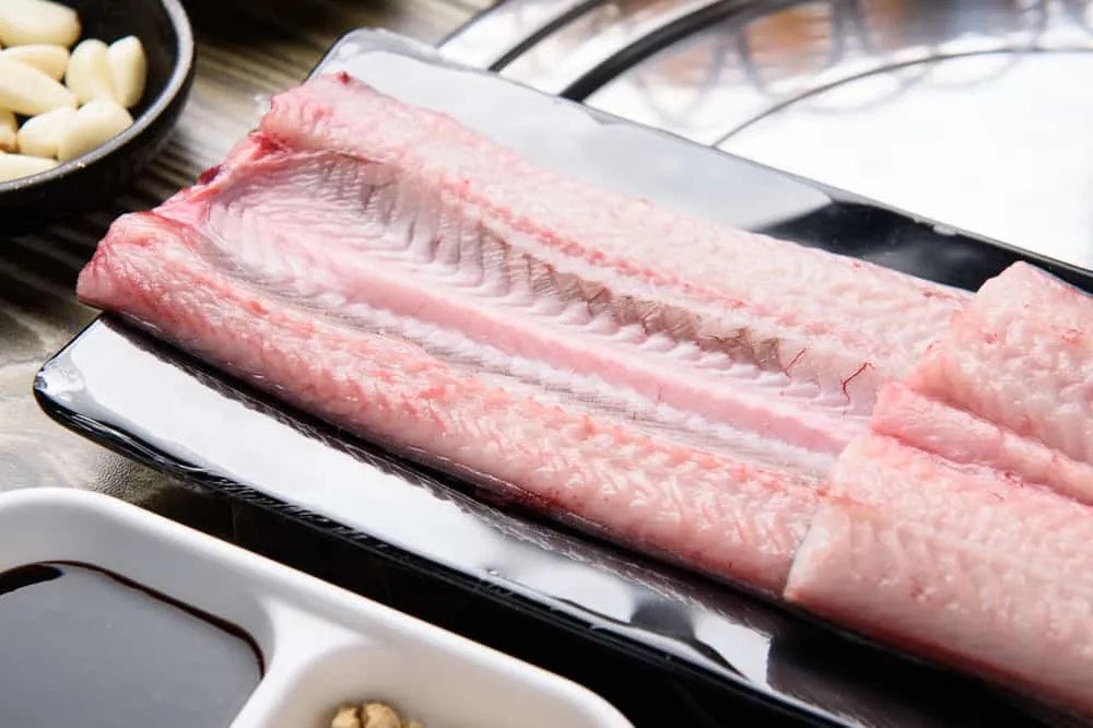 Sơ chế lươn sạch sẽ, loại bỏ mùi tanh để nấu cháo lươn cho bé