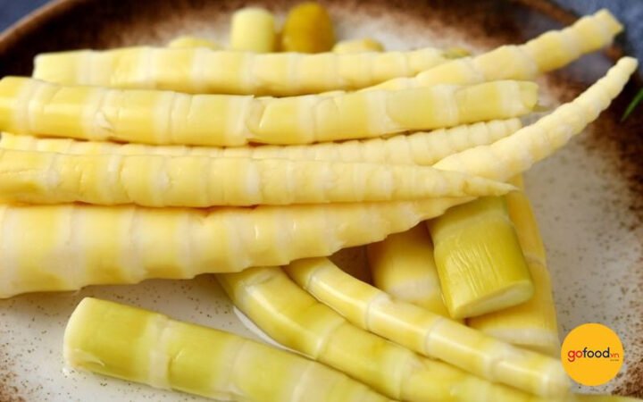 Sơ chế măng trúc tươi đúng cách là bước quan trọng khi học cách xào măng trúc