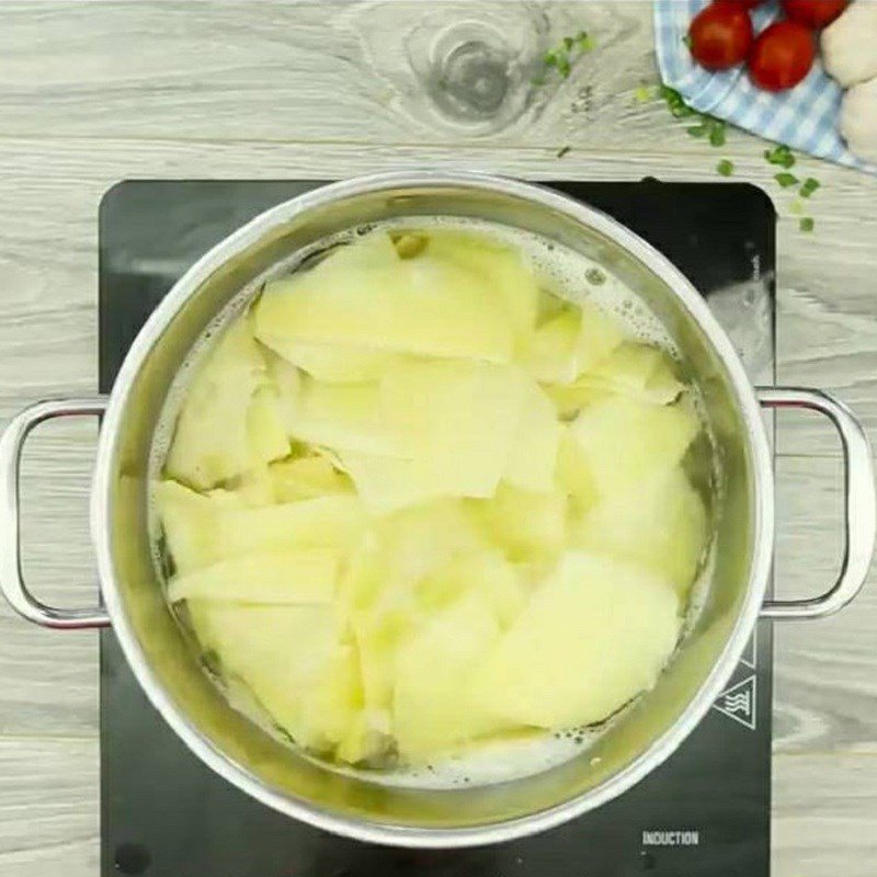 Sơ chế măng và cà chua tươi ngon cho món canh cá tầm