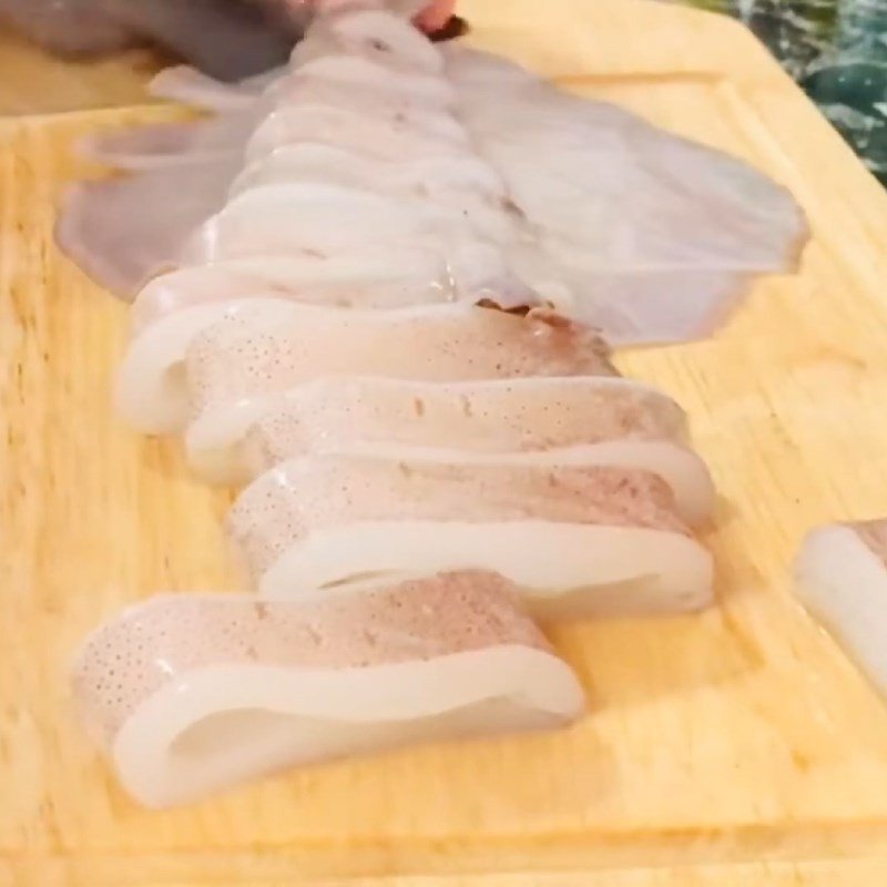 Sơ chế mực sạch cho món bún hải sản