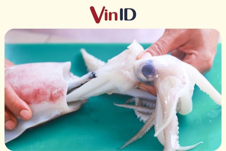 Sơ chế mực sạch sẽ không còn mùi tanh