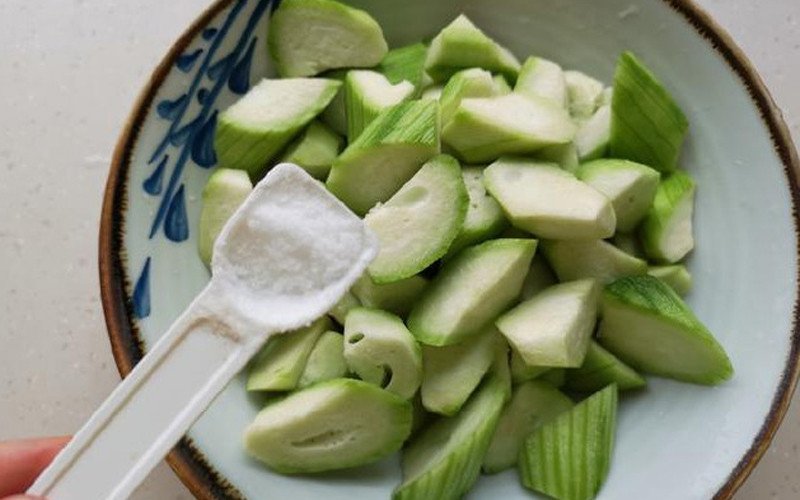 Sơ chế mướp bằng cách ngâm nước muối giúp mướp xào không bị thâm