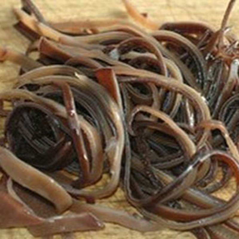 Sơ chế nấm hương và mộc nhĩ cho món thịt đông