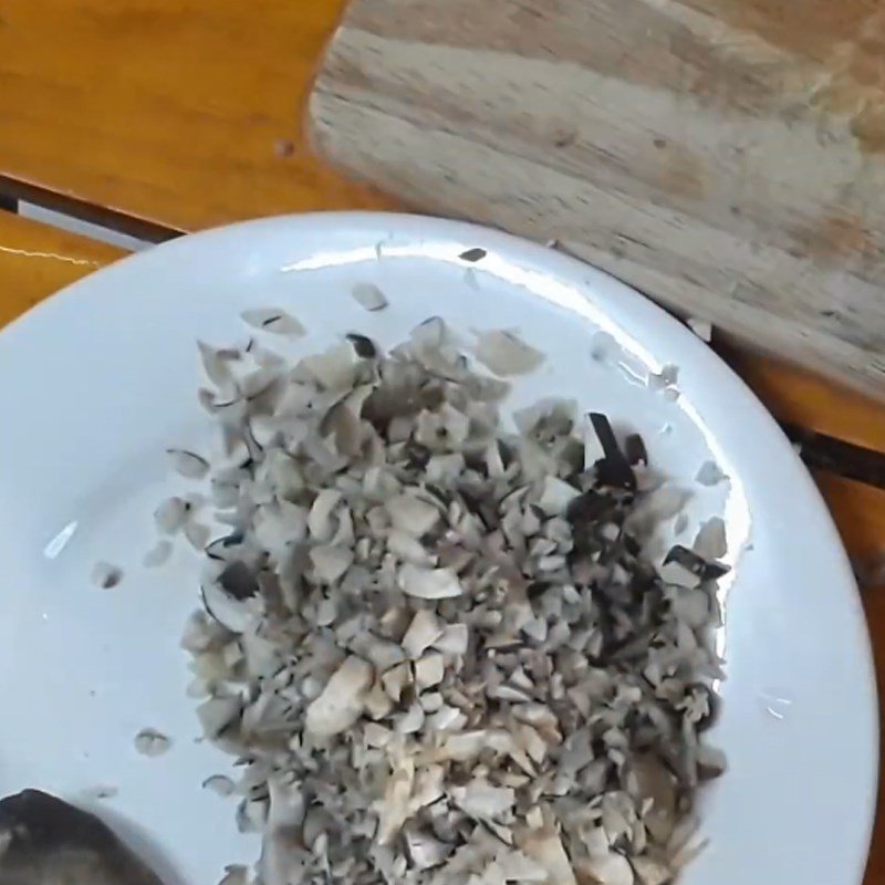 Sơ chế nấm rơm cho món cháo cua biển