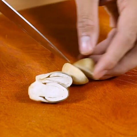 Sơ chế nấm rơm cho món cháo nấm rơm