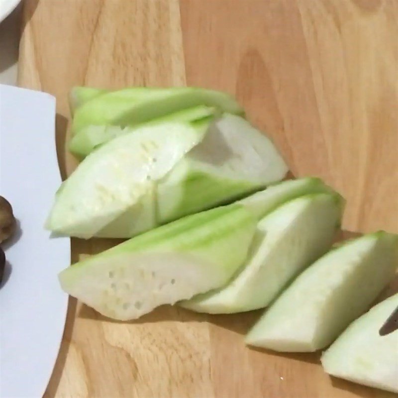 Sơ chế nấm rơm, rửa sạch và cắt miếng vừa ăn cho món cháo