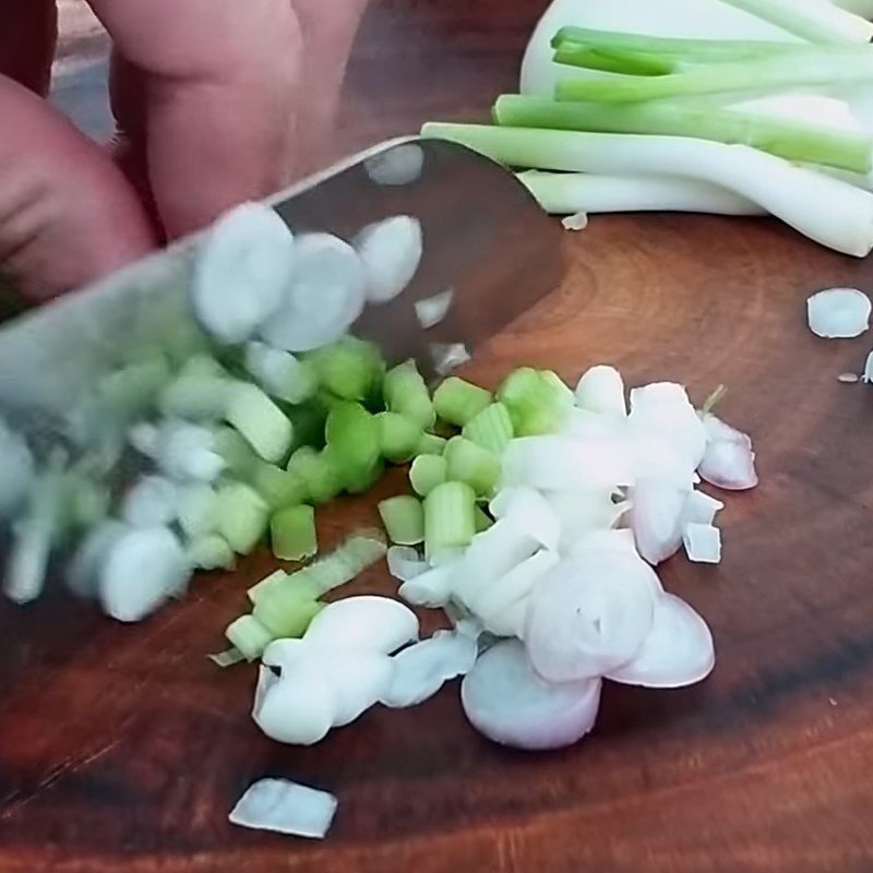 Sơ chế nấm rơm và rau xanh cho lẩu cá lóc nấu nấm