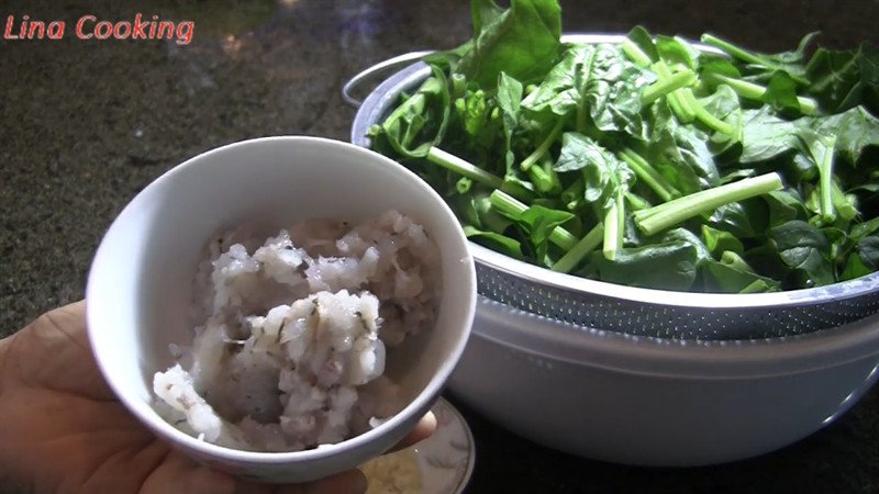 Sơ chế nguyên liệu canh cải bó xôi tôm