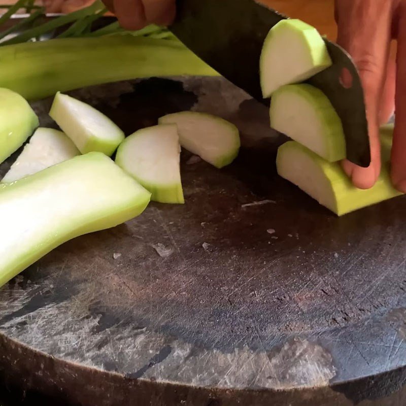 Sơ chế nguyên liệu cho cách nấu vịt lộn um bầu rau răm