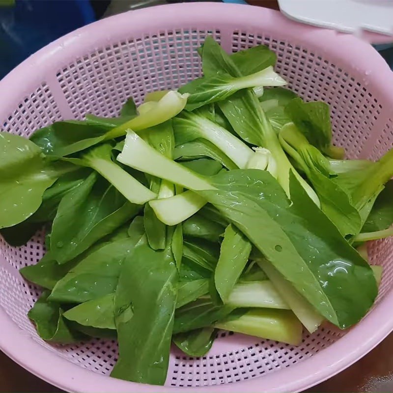 Sơ chế nguyên liệu cho cách xào cải chíp tỏi