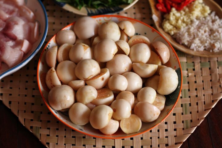 Sơ chế nguyên liệu cho canh cà pháo lá lốt