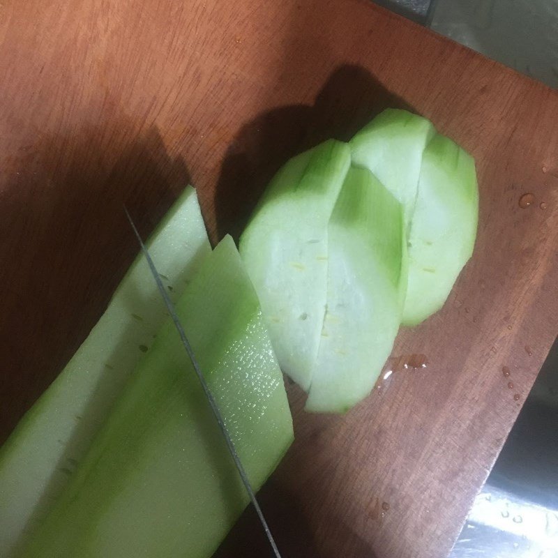 Sơ chế nguyên liệu mướp xào giá đỗ