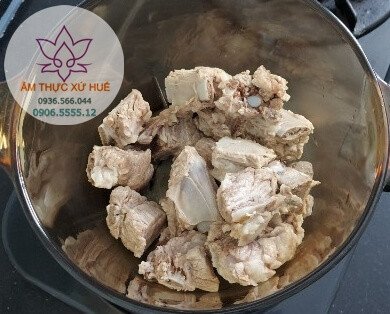 sơ chế nguyên liệu nấu bánh canh