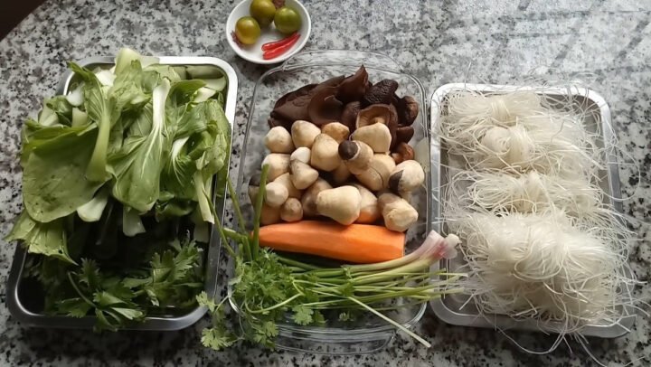 Sơ chế nguyên liệu rau nấm để xào hủ tiếu chay