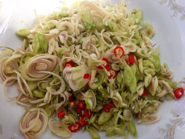 Sơ chế nguyên liệu sả và ớt để chuẩn bị cho món heo rừng xào lăn