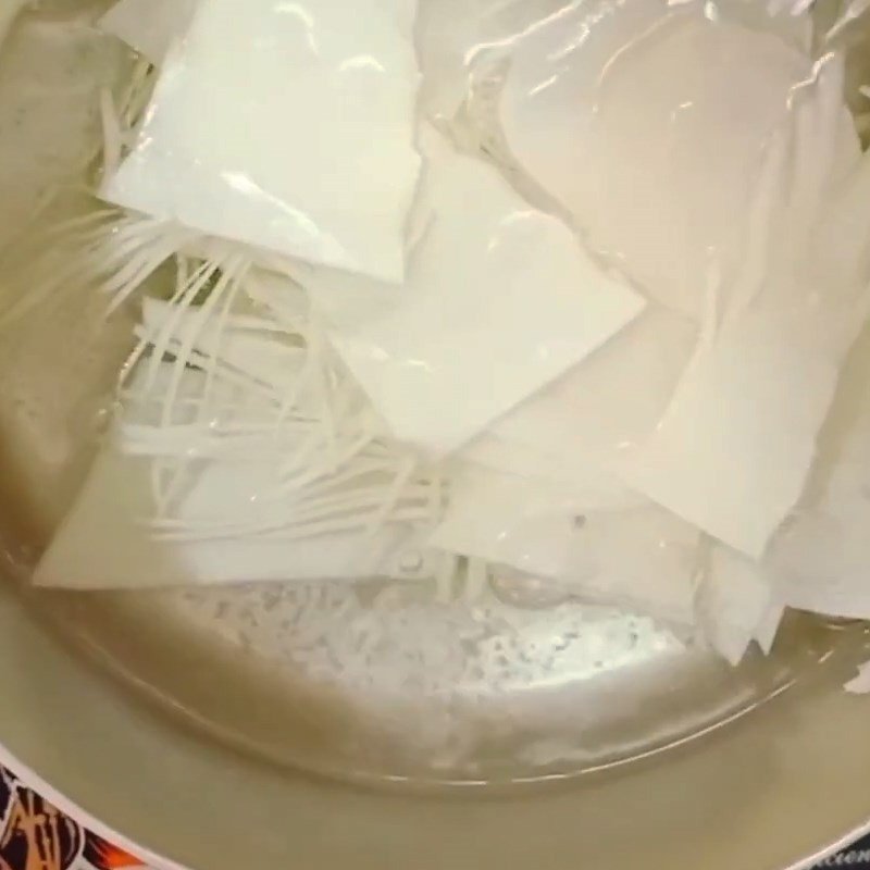 Sơ chế nguyên liệu tươi ngon để chuẩn bị cách nấu gà chanh ớt đậm đà.