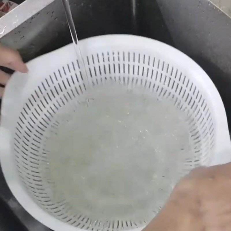 Sơ chế nha đam bằng cách gọt vỏ, cắt hạt lựu và ngâm chanh