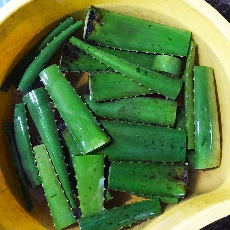 Sơ chế nha đam tươi loại bỏ phần vỏ xanh