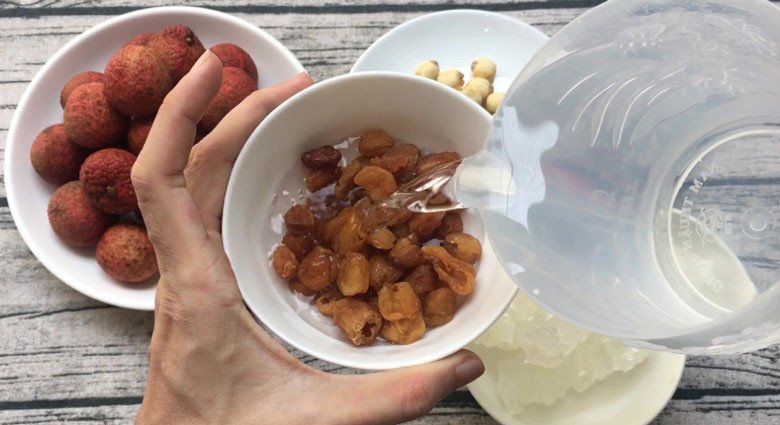 Sơ chế nhãn tươi hoặc long nhãn khô cho món chè