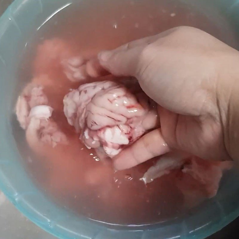 Sơ chế óc bò loại bỏ màng và gân máu