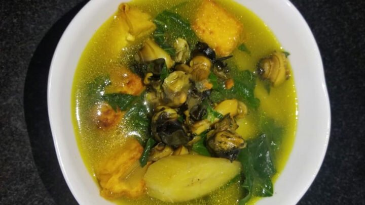 Sơ chế ốc cho món ốc chuối đậu