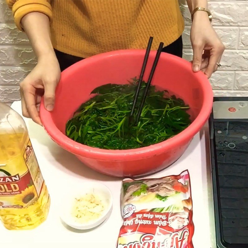 Sơ chế rau lang bằng cách luộc sơ và làm lạnh để giữ màu xanh