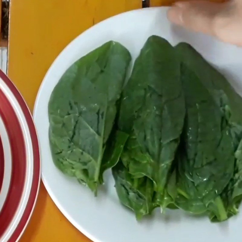 Sơ chế rau mồng tơi để nấu cháo cua biển