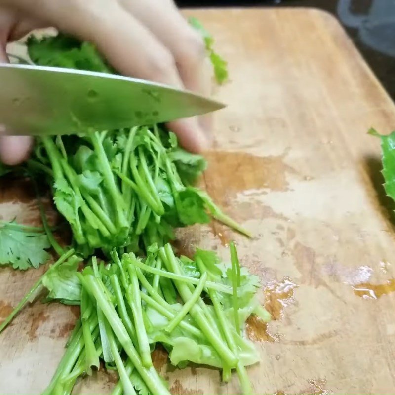 Sơ chế rau muống sạch sẽ, chuẩn bị cho món bánh đa trộn thơm ngon