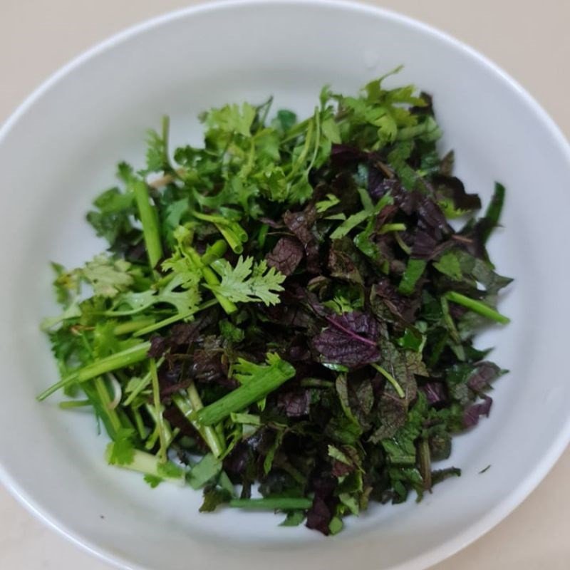 Sơ chế rau thơm tía tô, hành lá cho món canh ngó khoai