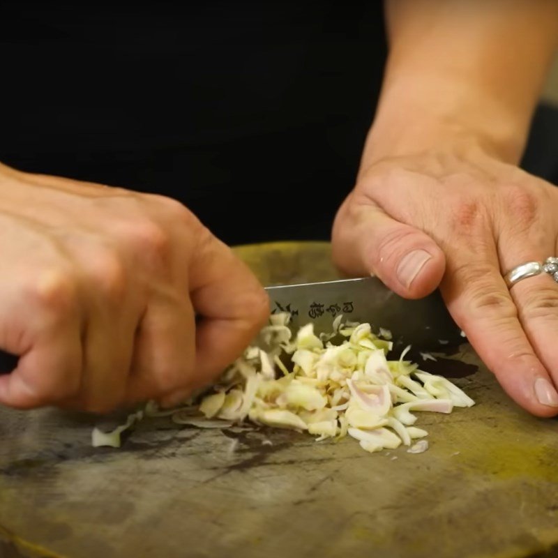 Sơ chế riềng, nghệ và hành khô cho món thịt chao riềng